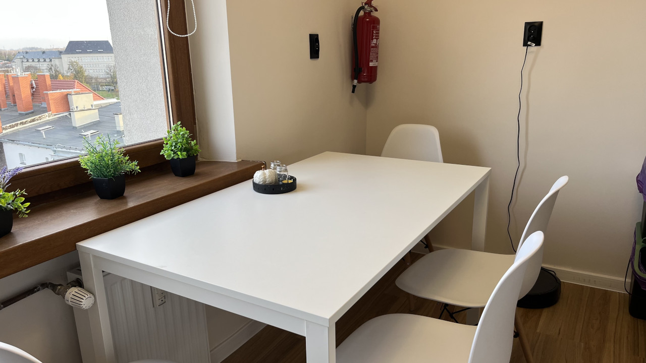 Jadalnia z widokiem na Gliwice – noclegi w centrum miasta Kuchnia i jadalnia z widokiem na miasto w apartamencie w centrum Gliwic